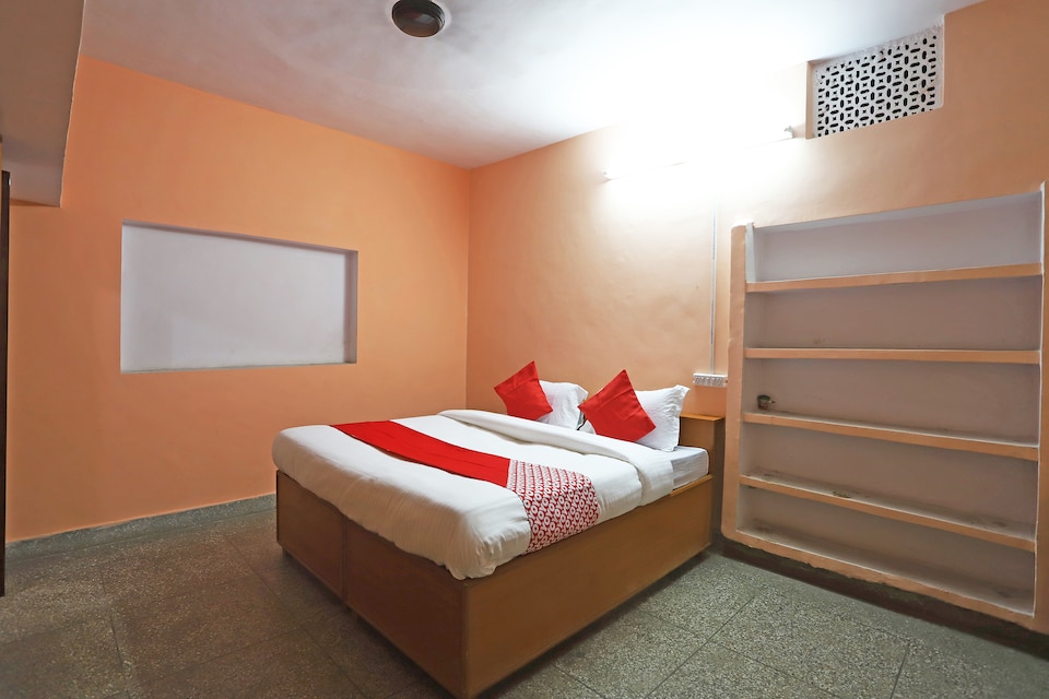 OYO Maheshwari Residency Near Model Town Metro Station, North Delhi, Delhi