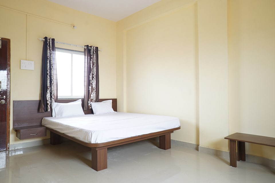 SPOT ON 39729 Hotel Raja Malhari, Hadapsar Pune, Pune