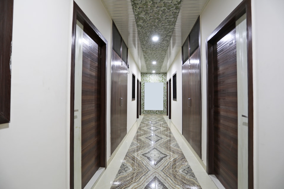 OYO 39767 Hotel Av Plaza, Corporate Complex, Agra