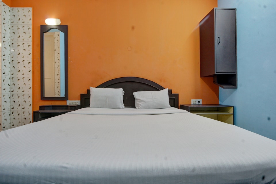 SPOT ON Radha Krishna Deluxe Lodge Near Cubbon Park, Majestic Bangalore, Bangalore