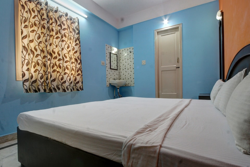 SPOT ON Radha Krishna Deluxe Lodge Near Cubbon Park, Majestic Bangalore, Bangalore