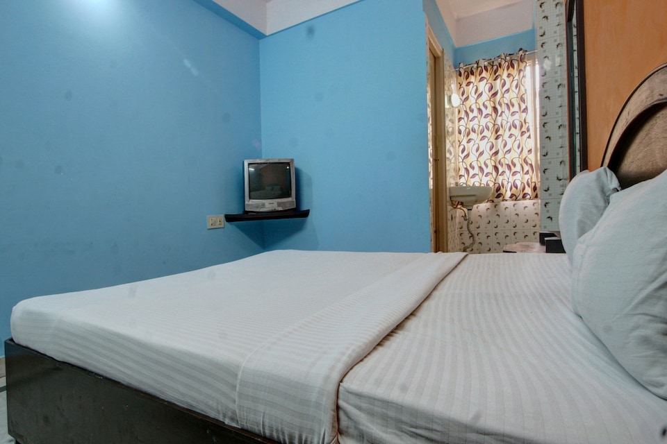 SPOT ON Radha Krishna Deluxe Lodge Near Cubbon Park, Majestic Bangalore, Bangalore