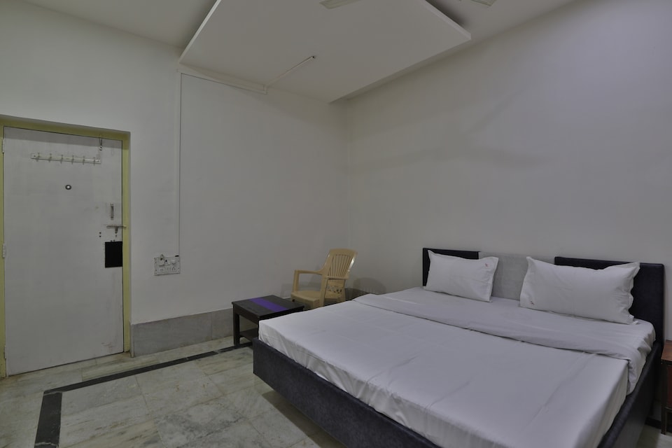 SPOT ON 39918 Hotel Pakas, Dabhel Daman, Daman