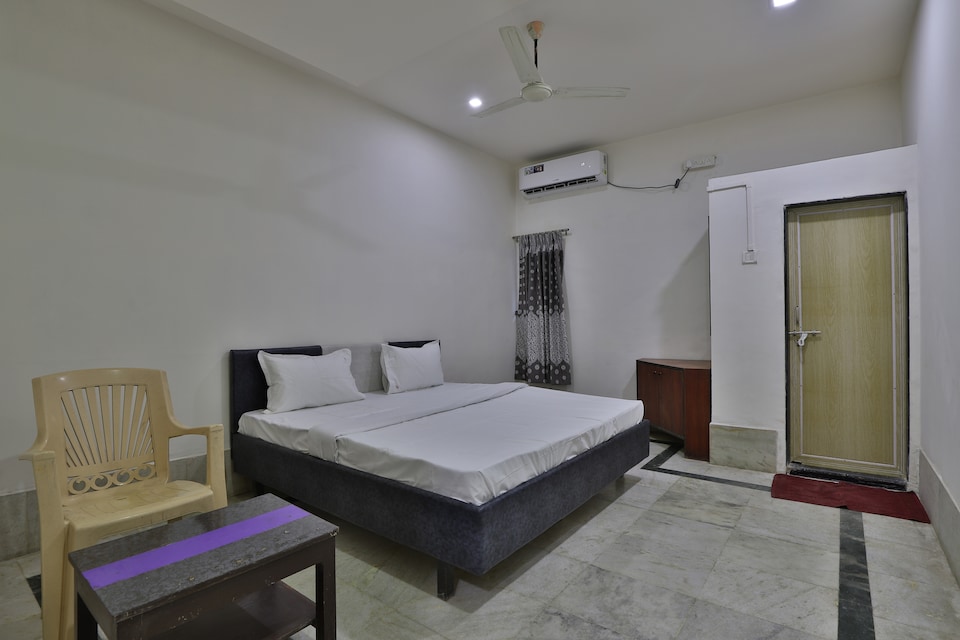 SPOT ON 39918 Hotel Pakas, Dabhel Daman, Daman