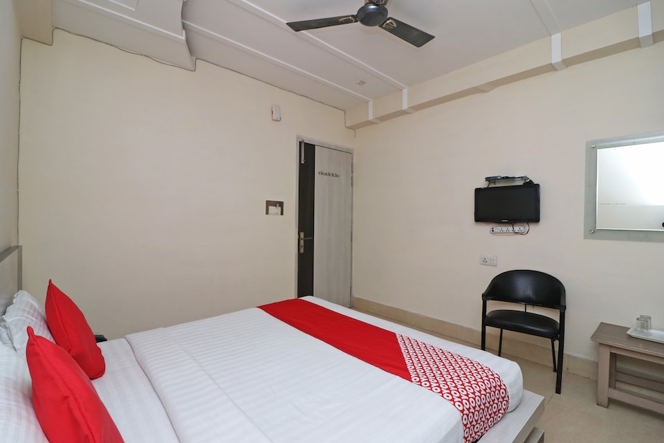 OYO 39936 Hotel Mandiram, Railway Station Allahabad, Prayagraj