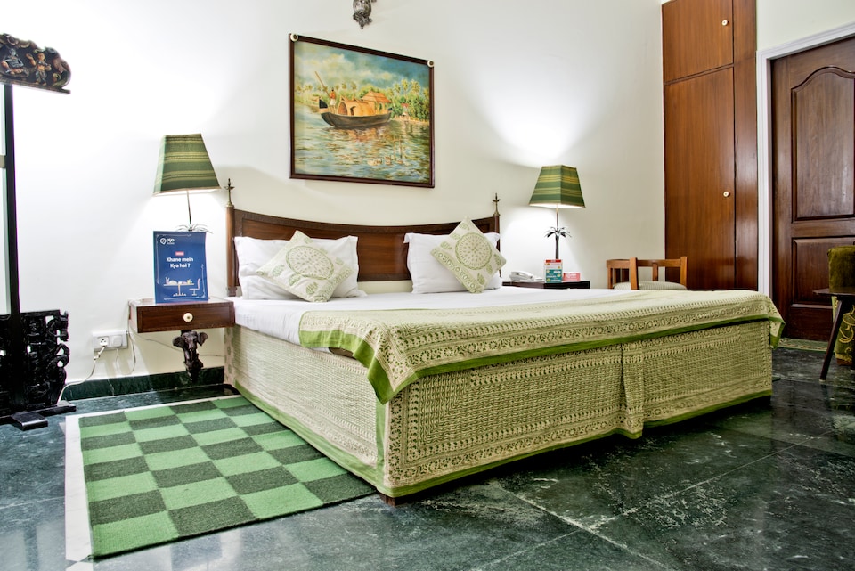 OYO Premium 158 Near Sikanderpur Metro, Golf Course Road, Gurgaon