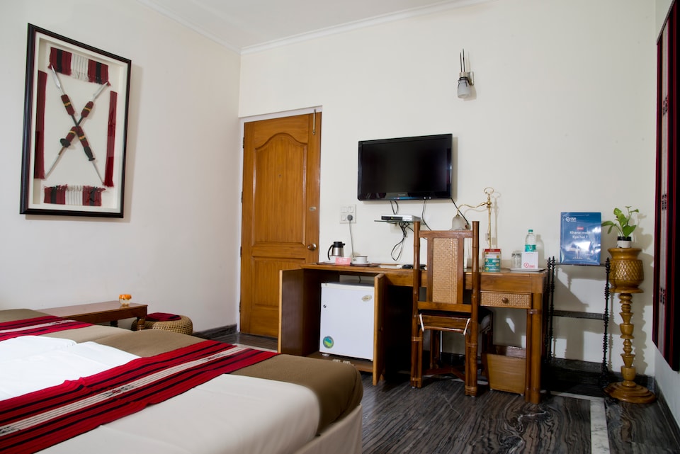 OYO Premium 158 Near Sikanderpur Metro, Golf Course Road, Gurgaon