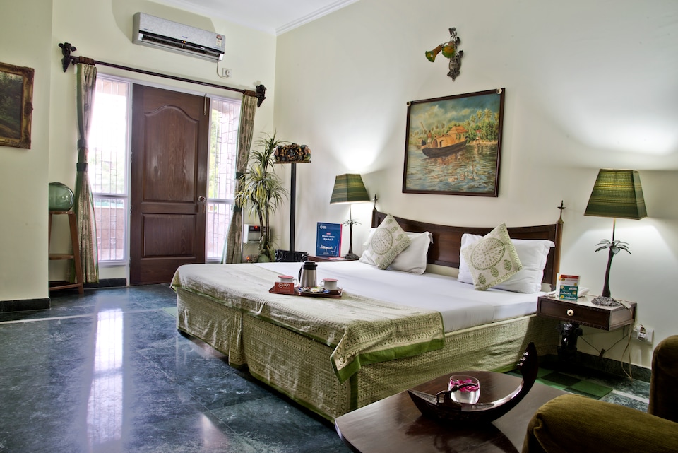 OYO Premium 158 Near Sikanderpur Metro, Golf Course Road, Gurgaon