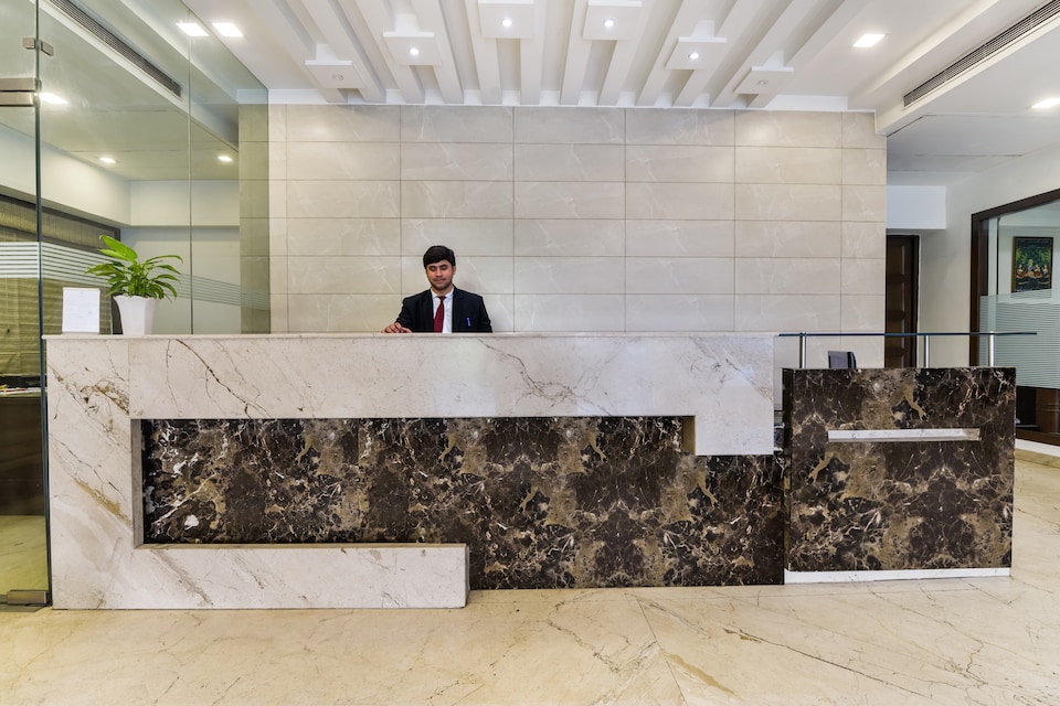 Capital O 3768 Hotel Atithi, Fatehabad Road, Agra