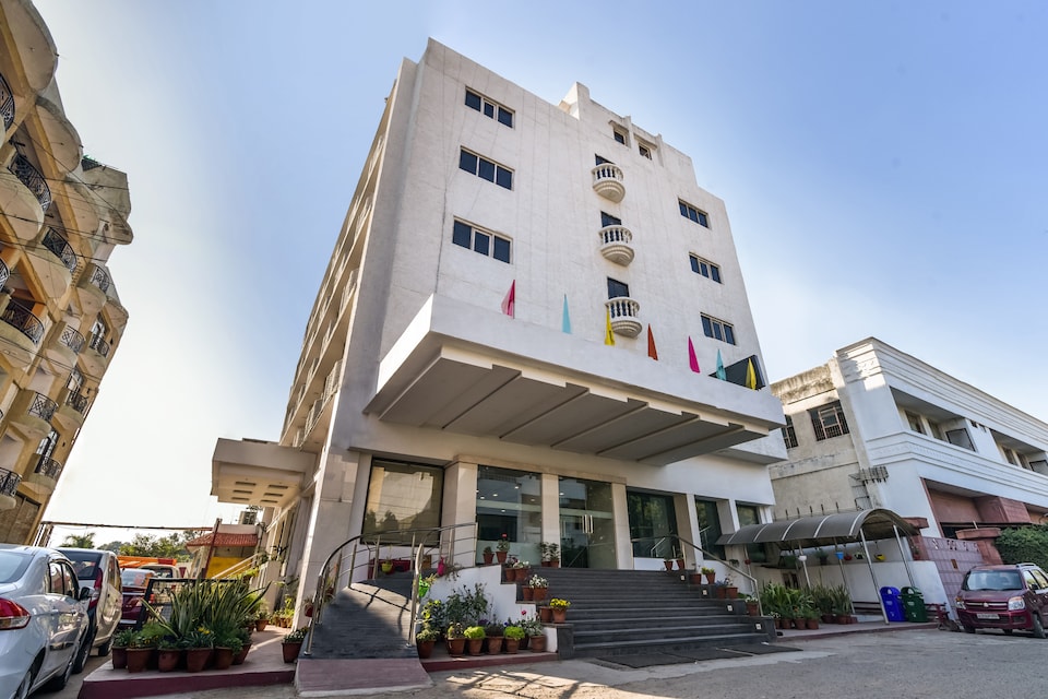 Capital O 3768 Hotel Atithi, Fatehabad Road, Agra