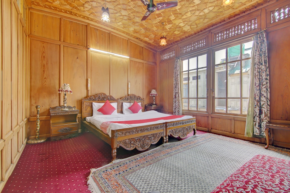 OYO 40008 Jilwi Houseboat, Dal Lake, Srinagar