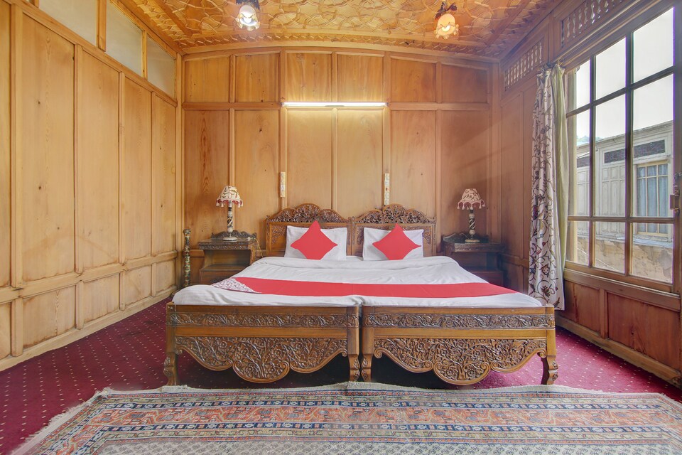 OYO 40008 Jilwi Houseboat, Dal Lake, Srinagar