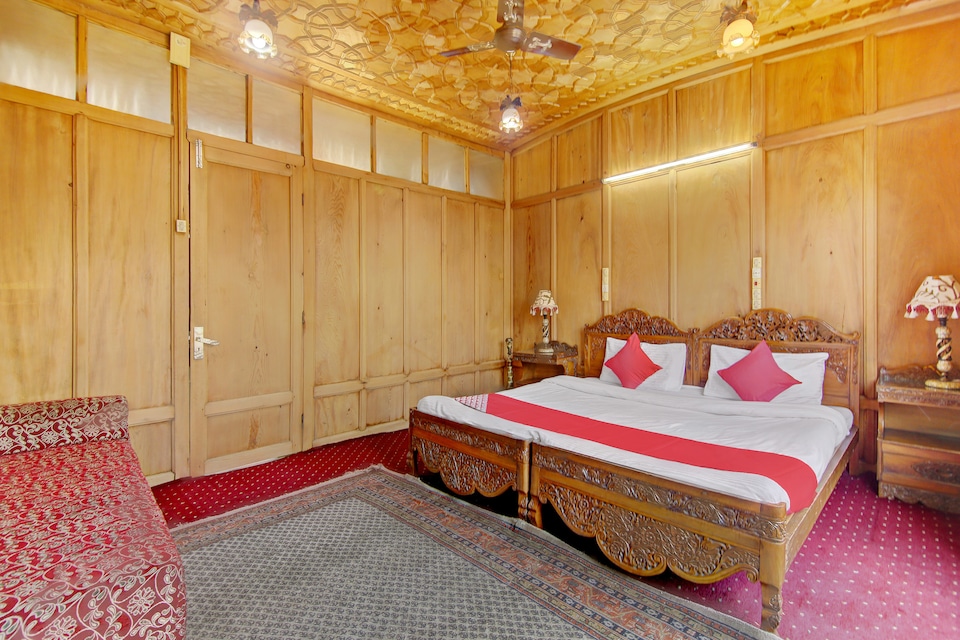 OYO 40008 Jilwi Houseboat, Dal Lake, Srinagar
