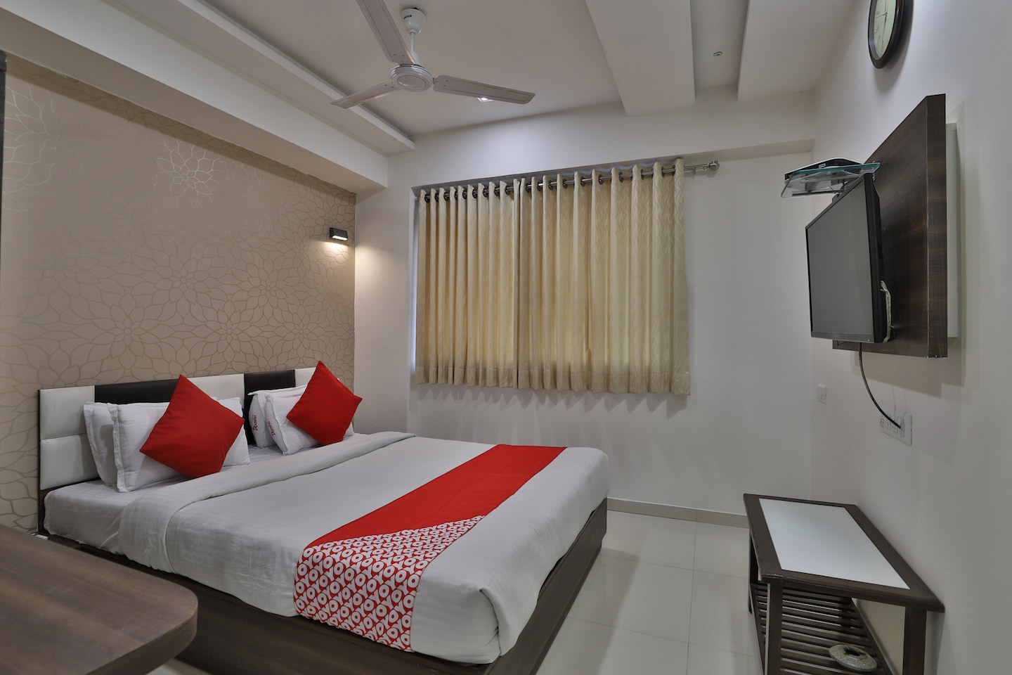 OYO 40026 Hotel Acropole Ahmedabad - Ahmedabad Hotel Reviews, Photos