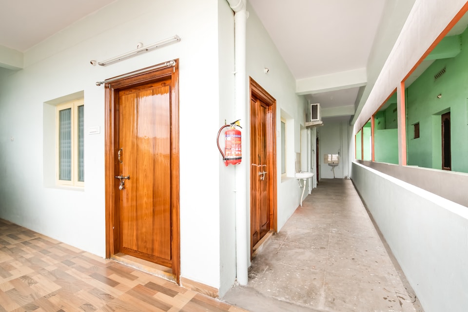 SPOT ON 40058 Srikar.Satvik Nivas , Ramavarappadu Ring Road Vijayawada, Vijayawada