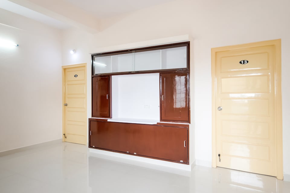 SPOT ON 40058 Srikar.Satvik Nivas , Ramavarappadu Ring Road Vijayawada, Vijayawada