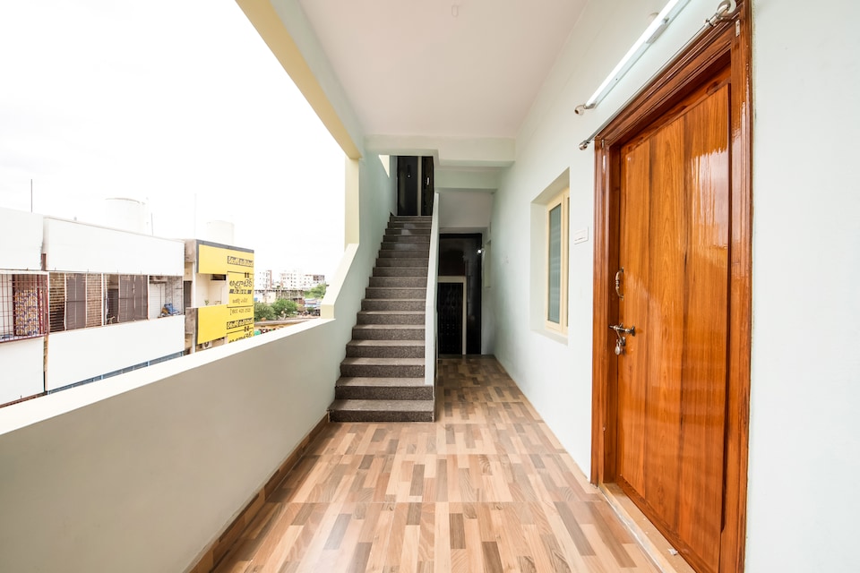 SPOT ON 40058 Srikar.Satvik Nivas , Ramavarappadu Ring Road Vijayawada, Vijayawada