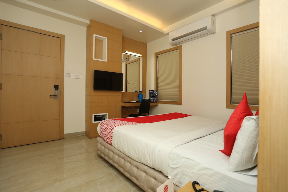 Capital O 3774 Hotel Naman Palace, Airport Road - Bhopal, Bhopal