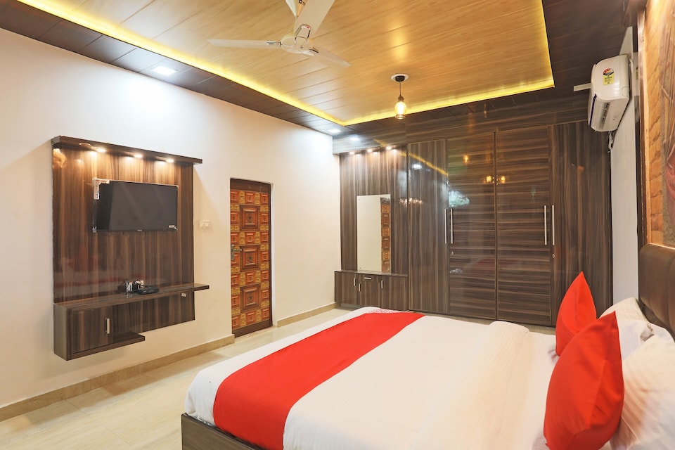 OYO 40232 Paradise Mahal, Fatehabad Road, Agra