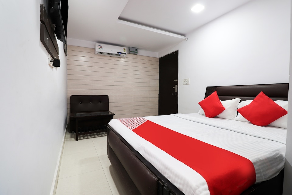 OYO 40245 HOEL CLARK INN, Alambagh Lucknow, Lucknow