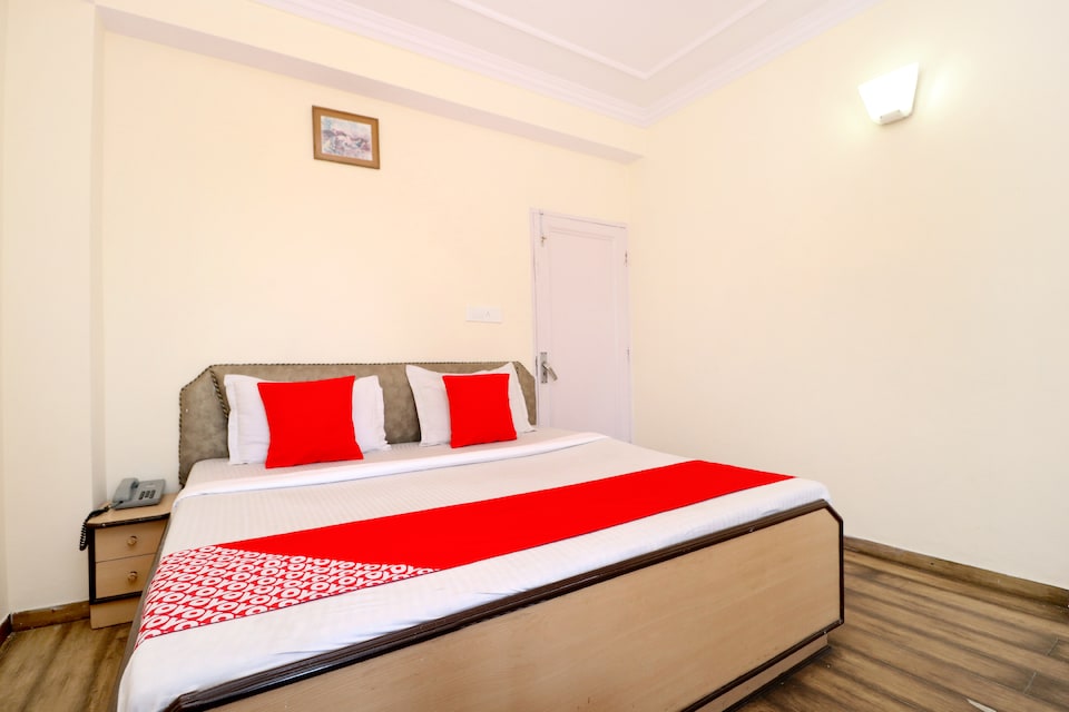 OYO 40308 Himani Premium, The Mall Road-Shimla, Shimla