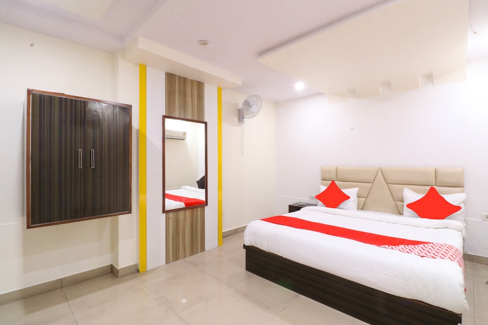 OYO 40402 Hotel Kirandeep, Fatehabad Road, Agra