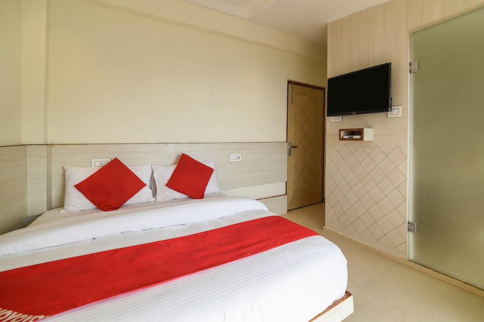 Flagship 40500 Hotel Mid Town, The Mall Road-Shimla, Shimla