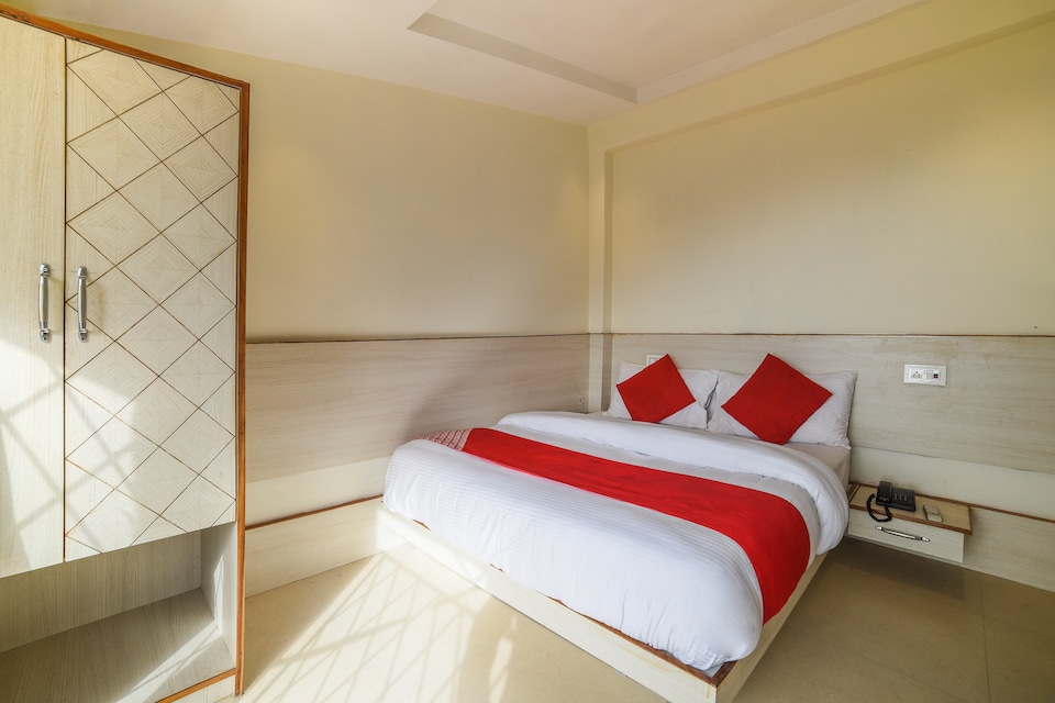 Flagship 40500 Hotel Mid Town, The Mall Road-Shimla, Shimla