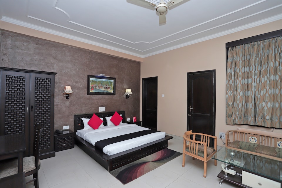 Capital O 40539 Hotel Triputi, Neemrana, Neemrana