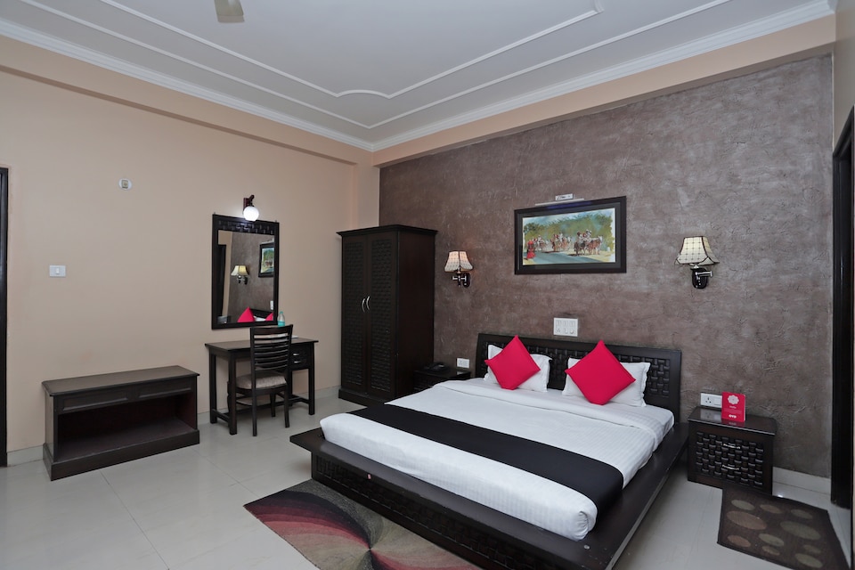 Capital O 40539 Hotel Triputi, Neemrana, Neemrana