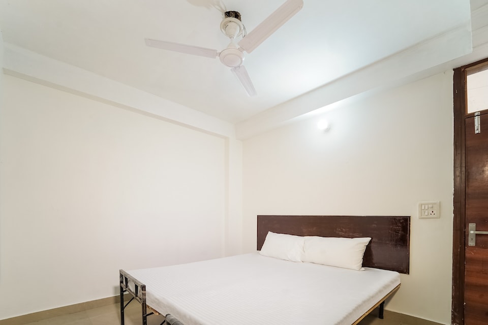 Super Hotel O Chahal Guest House Near Nangloi Railway Station Metro Station, North Delhi, दिल्ली