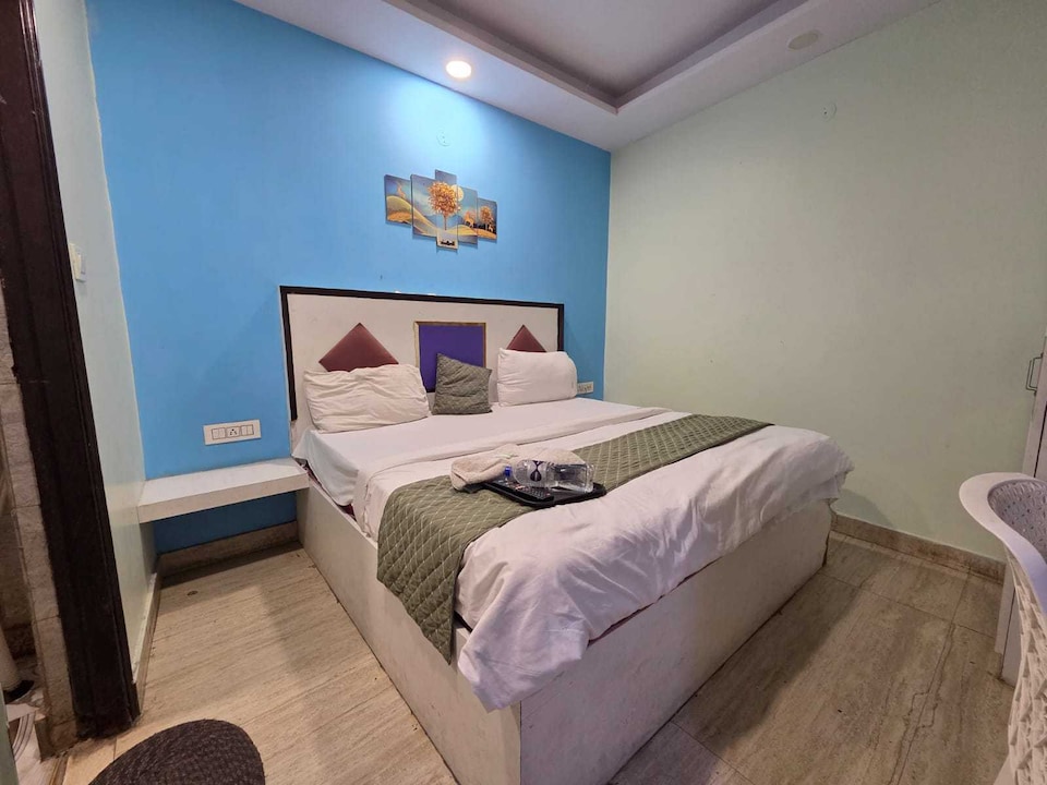 Hotel O Nangloi Railway Station Formerly Chahal Guest House, North Delhi, दिल्ली