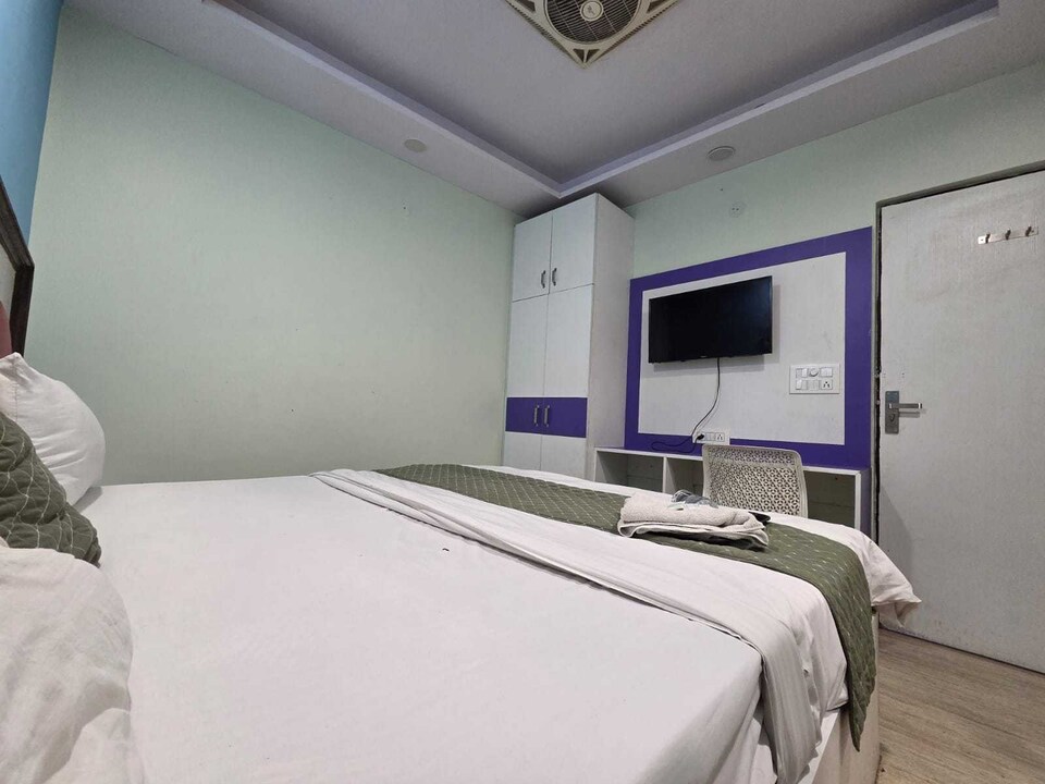 Hotel O Nangloi Railway Station Formerly Chahal Guest House, North Delhi, दिल्ली