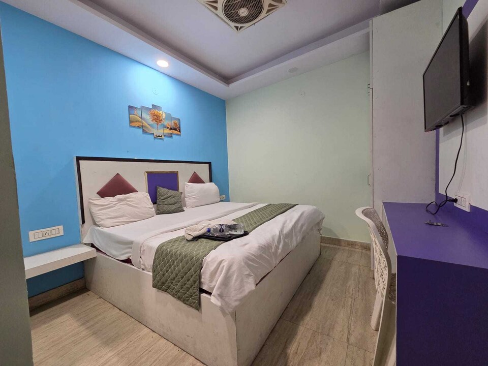 Hotel O Nangloi Railway Station Formerly Chahal Guest House, North Delhi, दिल्ली