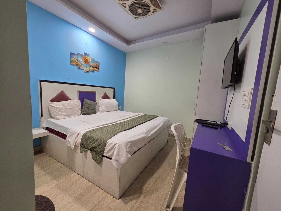 Hotel O Nangloi Railway Station Formerly Chahal Guest House, North Delhi, दिल्ली