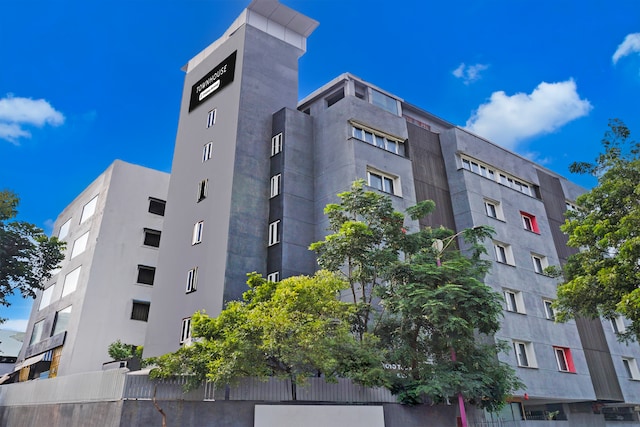 Super Townhouse Balewadi High Street