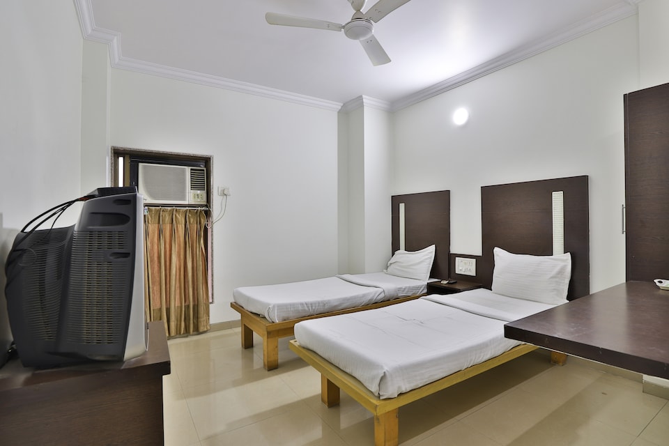 SPOT ON 40751 Hotel Amiras, Bardoli, Surat