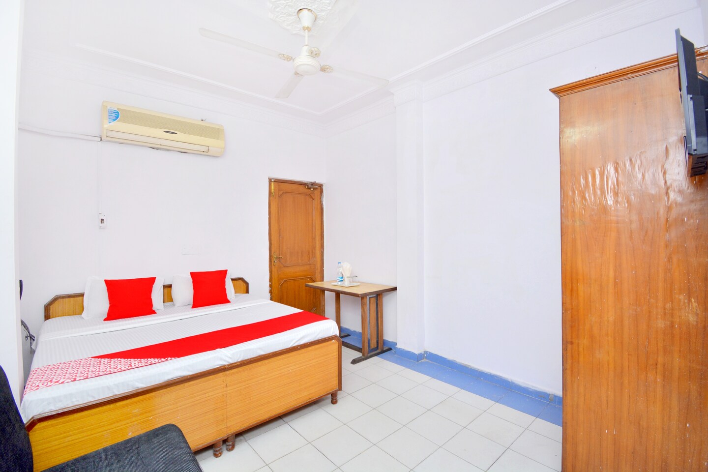 Oyo 40793 White House Continental Jalandhar