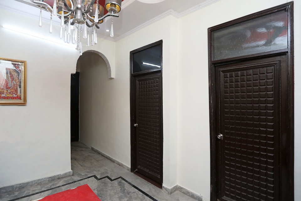 Capital O Hotel Heaven, Pitampura - Rohini Delhi, Delhi