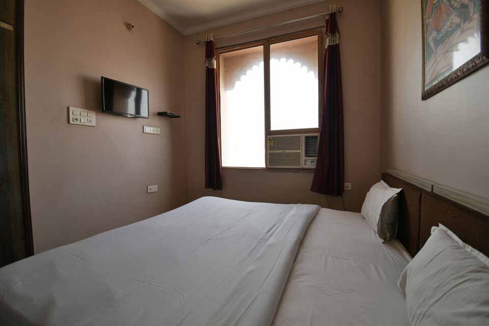 SPOT ON 40872 Sardar S.H Palace, Hawa Mahal, Jaipur