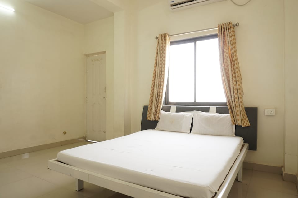 OYO 40886 Hotel Raj Palace, Shegaon, शेगाव
