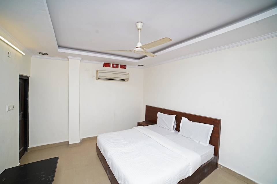 SPOT ON 40930 Hotel Aggarwal, Rudrapur, Rudrapur