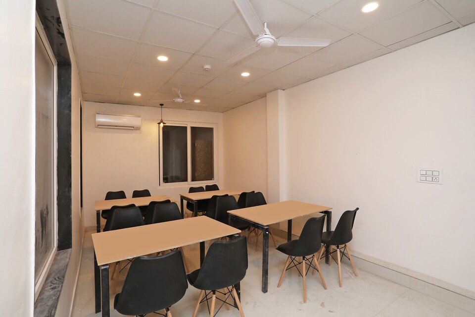 OYO SilverKey Netaji Subhash Marg Near Omaxe Celebration Mall, Medanta, Gurgaon