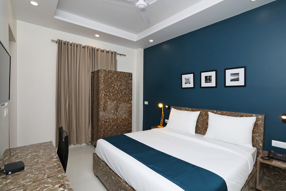 OYO SilverKey Netaji Subhash Marg Near Omaxe Celebration Mall, Medanta, Gurgaon