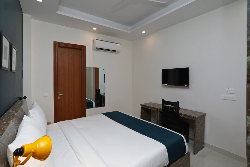 OYO SilverKey Netaji Subhash Marg Near Omaxe Celebration Mall, Medanta, Gurgaon