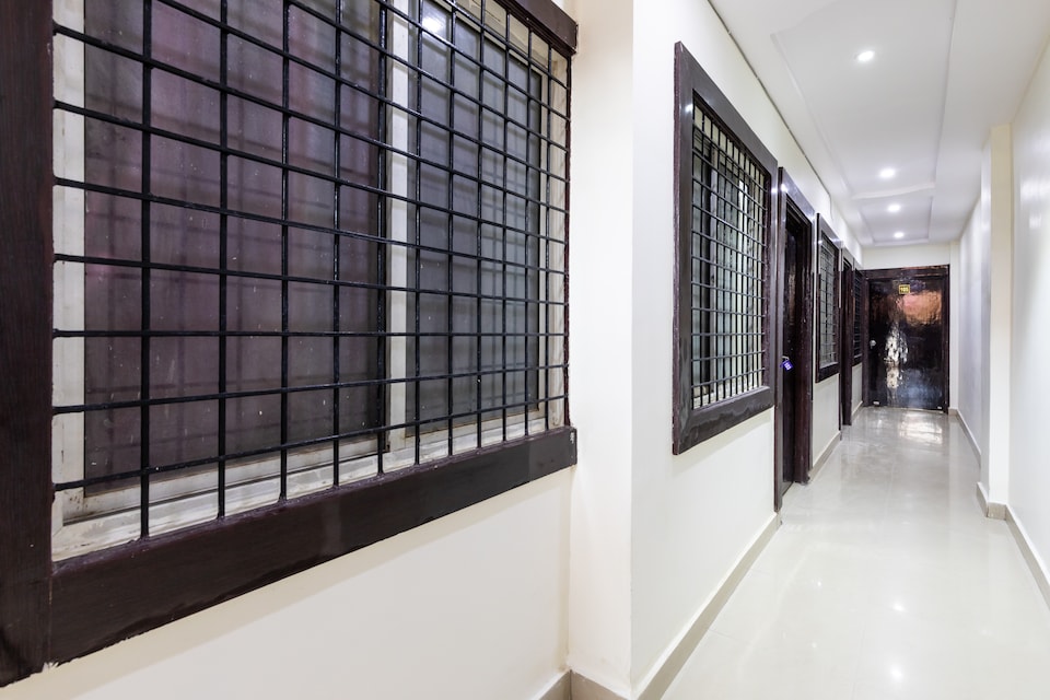 OYO 41086 Royal Star Bairagarh, New Market Bhopal, Bhopal