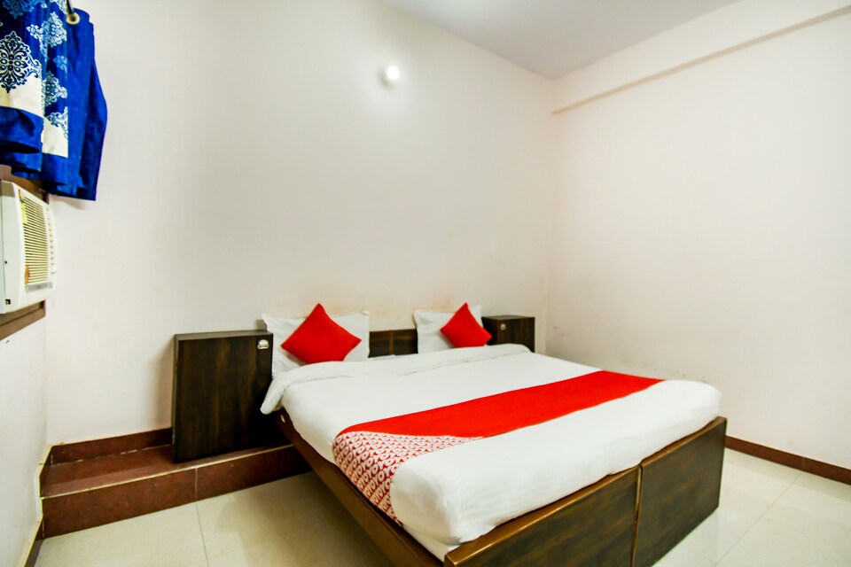 OYO 41136 C M Home Stay, Fatehabad Road, Agra