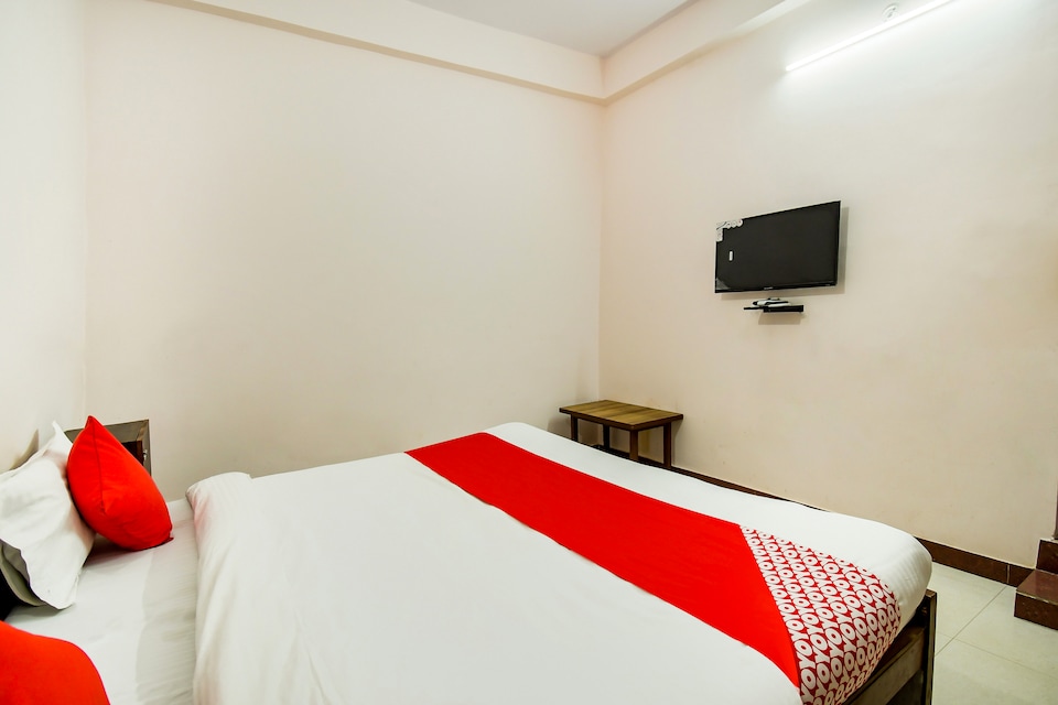 OYO 41136 C M Home Stay, Fatehabad Road, Agra