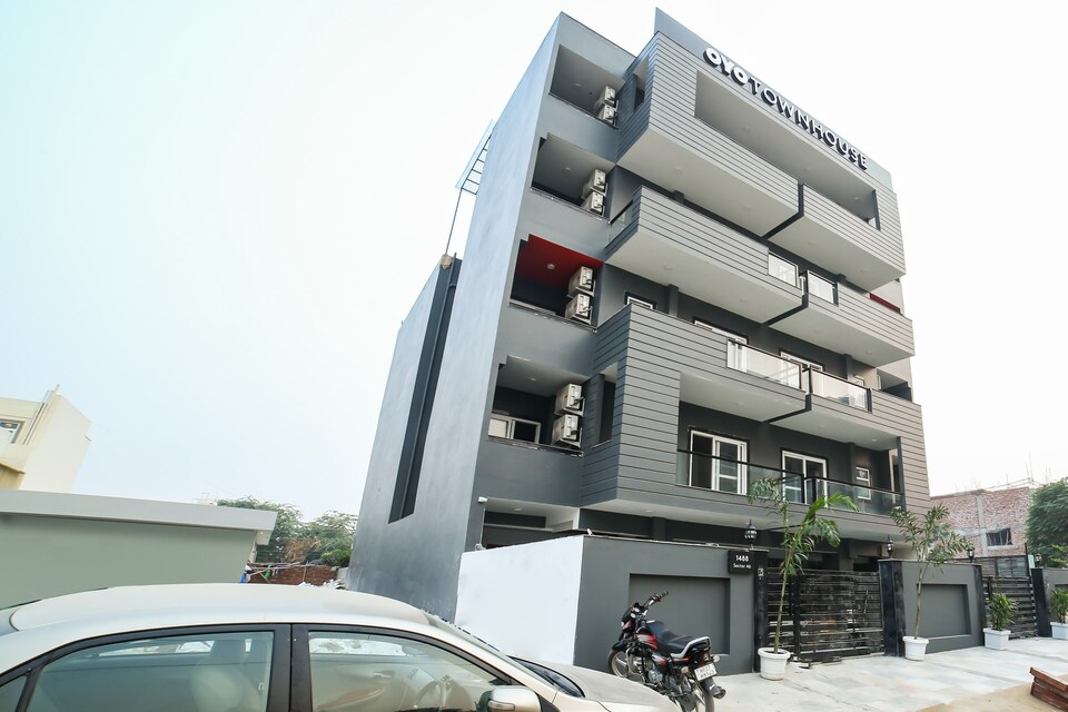 OYO Townhouse 221 Sec 46, Gurgaon Near Omaxe Celebration Mall, Huda 2 Gurgaon, Gurgaon
