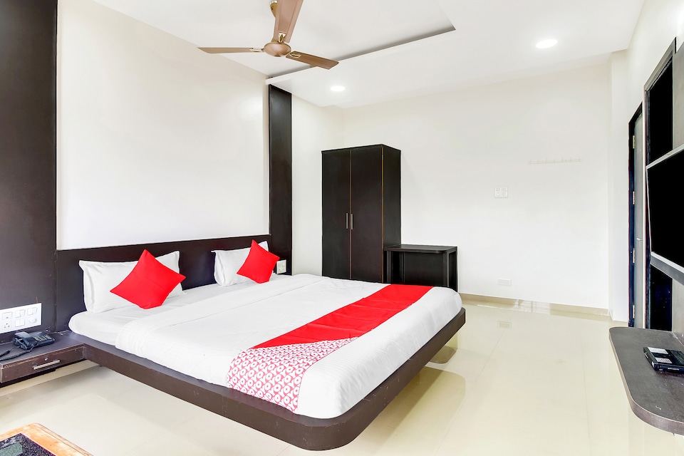 OYO 41229 New Shivpark And Lodging, Solapur, Solapur